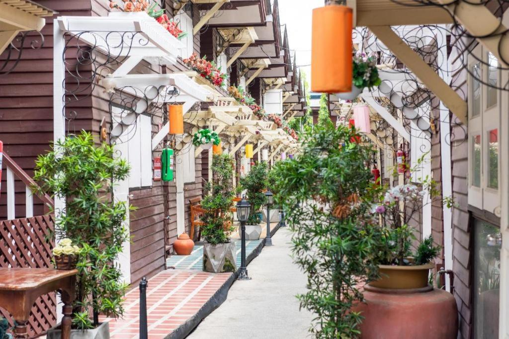 Resort Bangphlat Bangkok Exterior photo