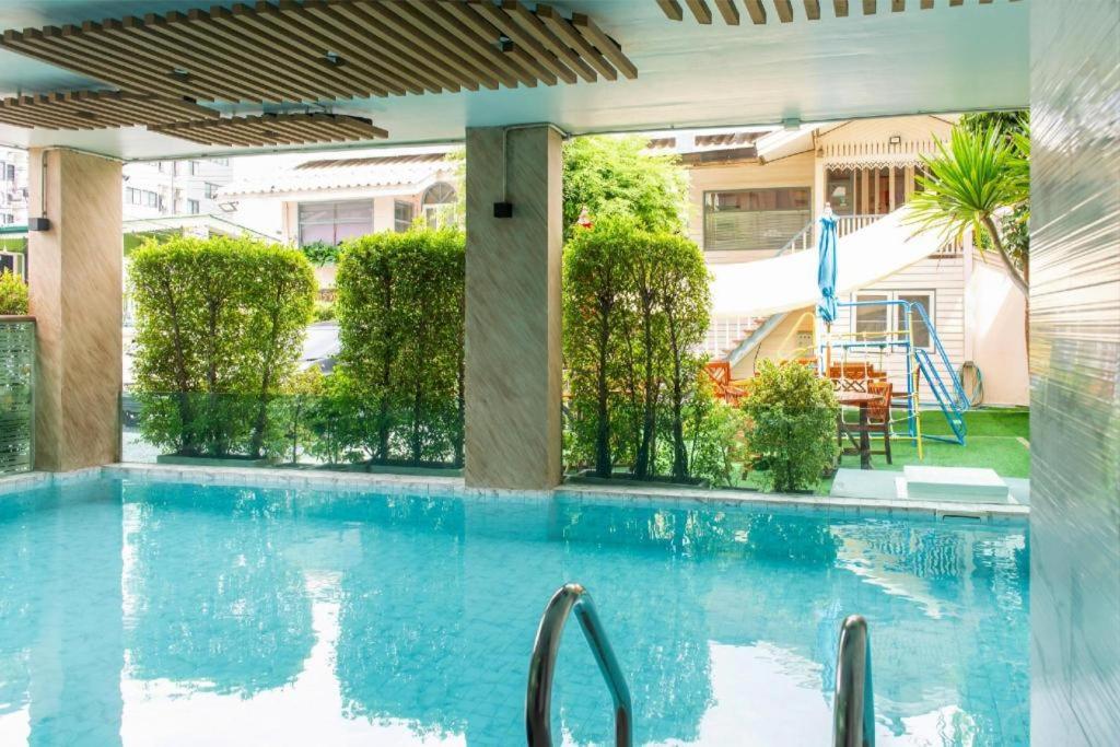 Resort Bangphlat Bangkok Exterior photo