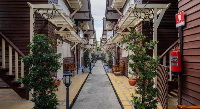 Resort Bangphlat Bangkok Exterior photo