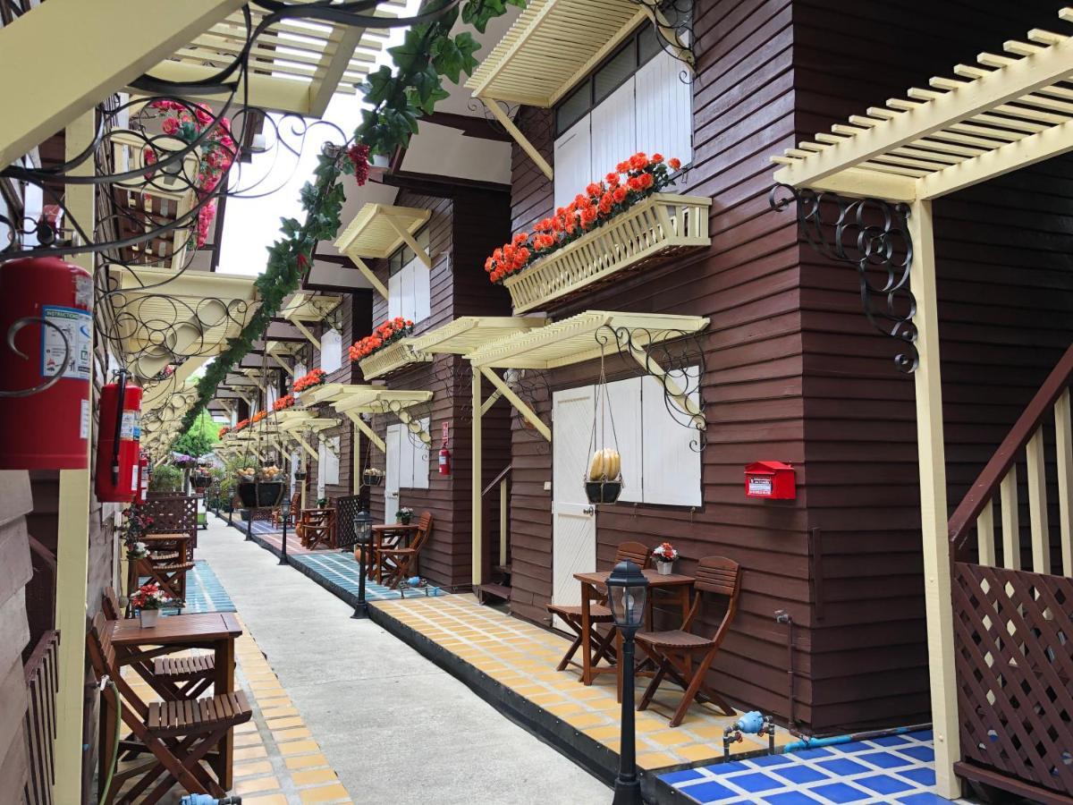 Resort Bangphlat Bangkok Exterior photo