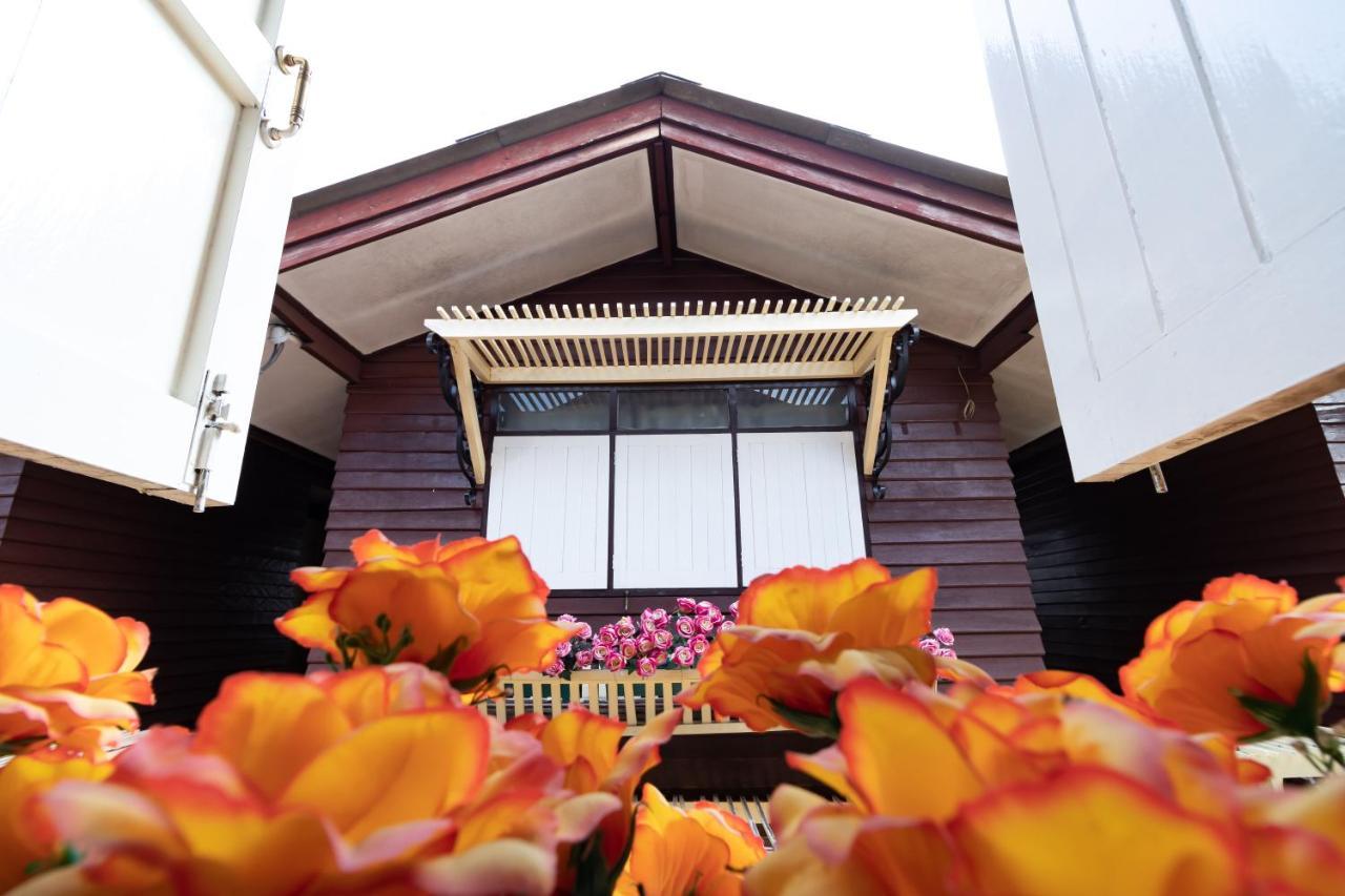Resort Bangphlat Bangkok Exterior photo