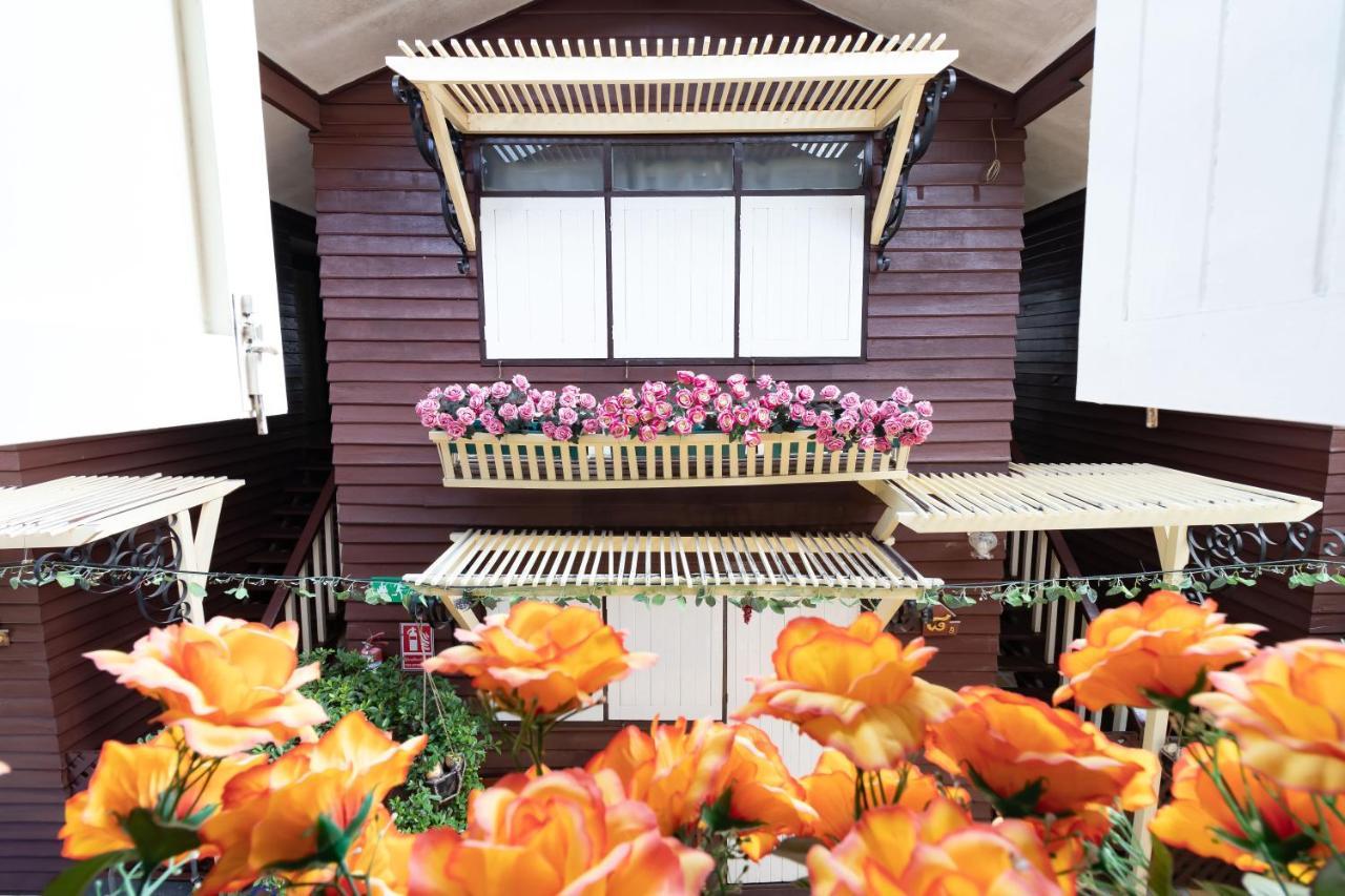Resort Bangphlat Bangkok Exterior photo