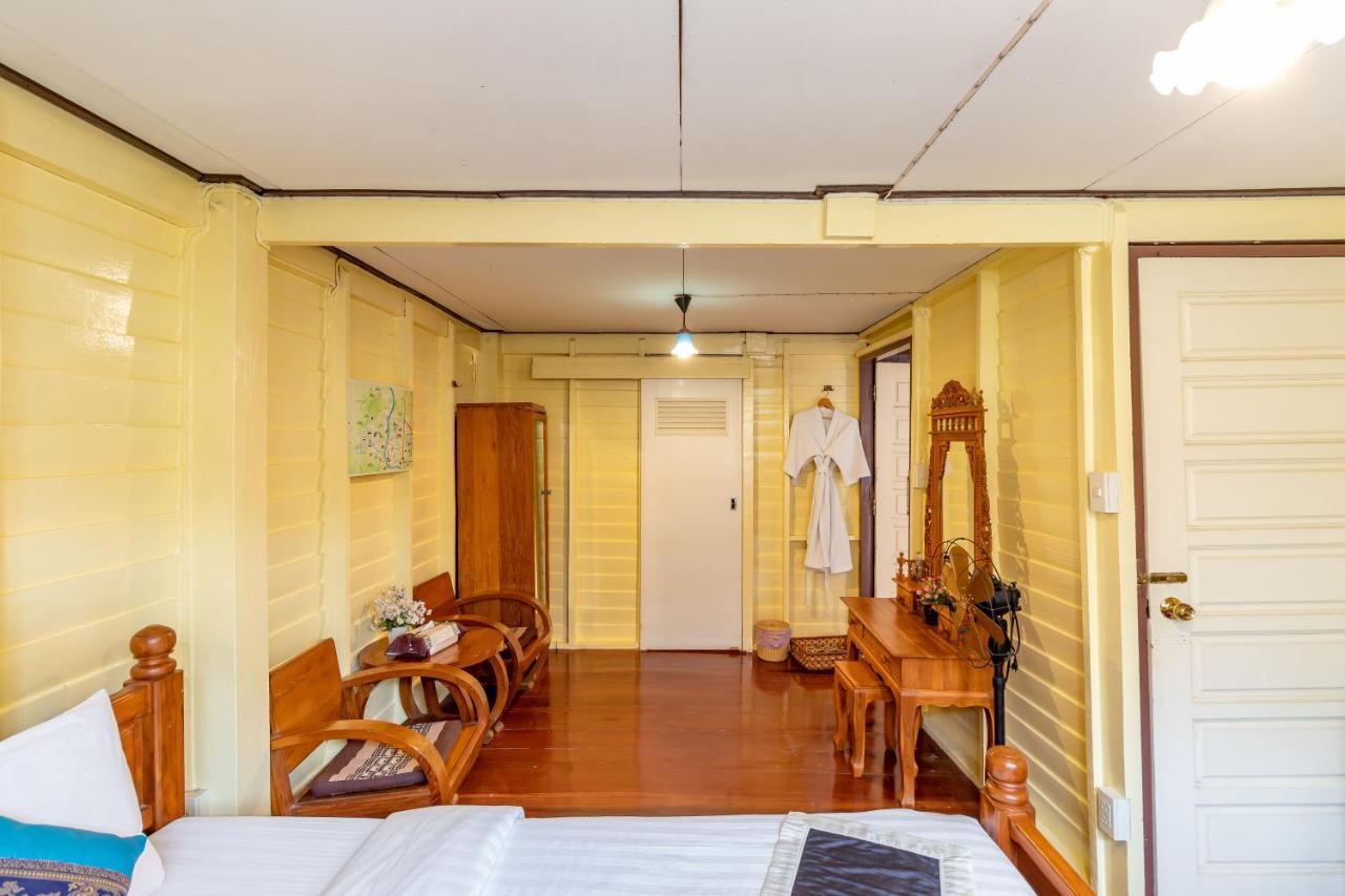 Resort Bangphlat Bangkok Exterior photo