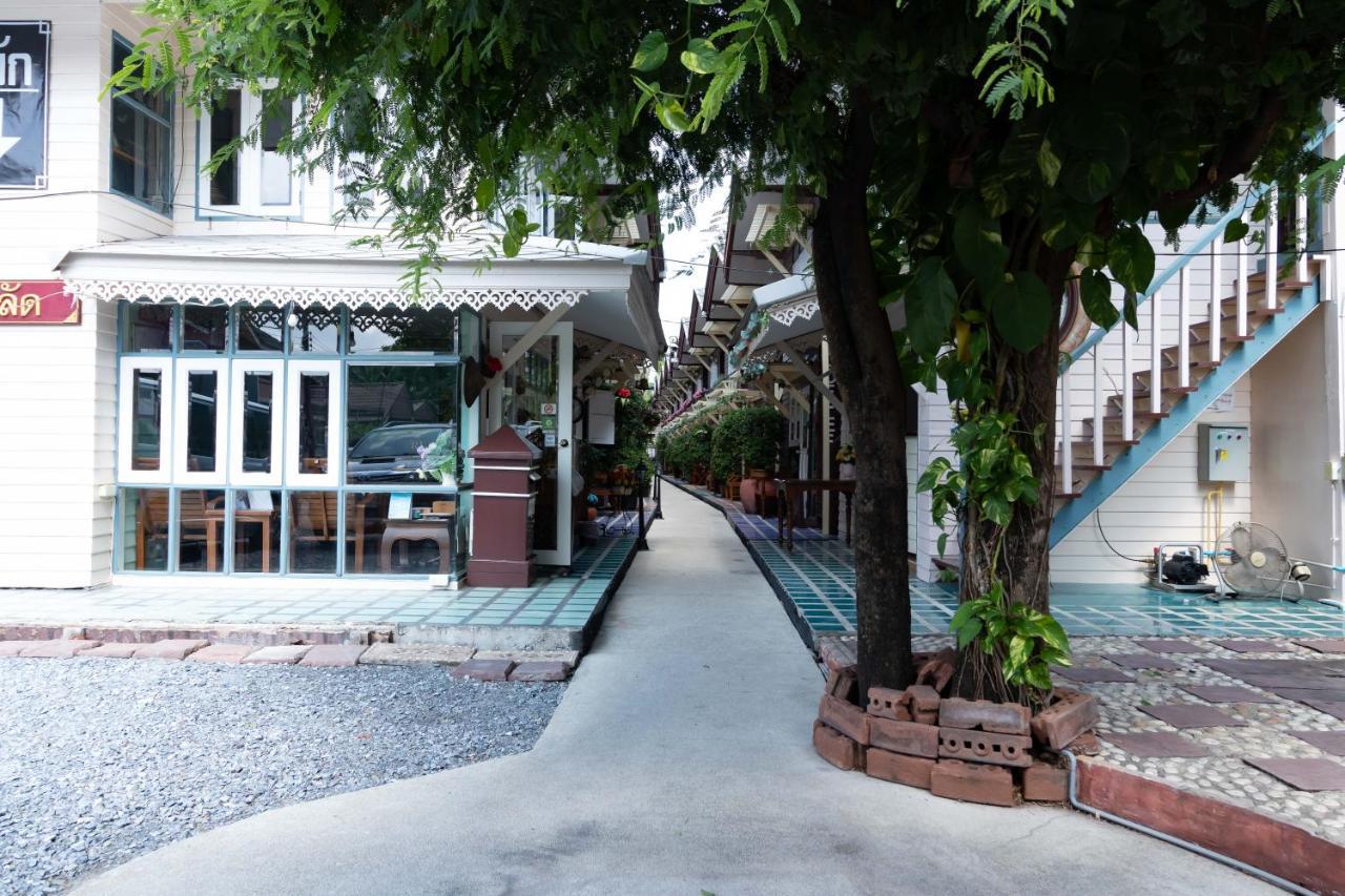 Resort Bangphlat Bangkok Exterior photo